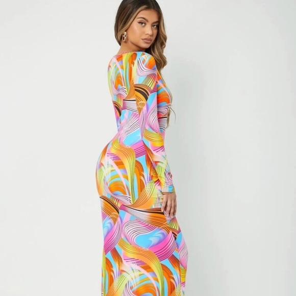 NEW INVENTORY 🎉🎉HOST PICK🎉🎉🔥Allover Print V Neck Body-con Dress🔥 - Picture 4 of 5